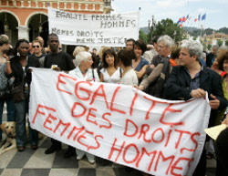 متظاهرون فرنسيّون يطالبون بمساواة الجنسين إثر قضية “فقدان العذريّة” (ليونيل كيرونو ـــ أ ب) 