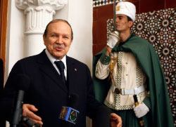 بوتفليقة يجيب عن أسئلة الصحافيين في الجزائر قبل يومين (زهراء بن سمرا ـــ رويترز)