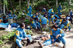 عمّال إغاثة يابانيّون يستريحون بعد إنجاز عملهم في كوريهارا الأسبوع الماضي (شيزوو كامباياتشي ـــ أ ب)