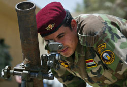 جندي عراقي يتفحّص قاذف هاون عُثر عليه في بغداد أمس (علي يوسف ـــ أ ف ب)