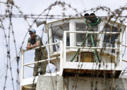 جنديّ تابع للأمم المتحدة يقف في برج المراقبة في مدينة القنيطرة في شهر أيار الماضي (لؤي بشارة ـ أ ف ب)