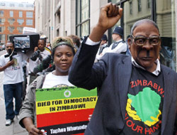 معارضون للرئيس موغابي يتظاهرون أمام السفارة الزيمبابوية في لندن أمس (ماكس ناش ـ أ ف ب)