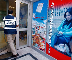 شرطي داخل مبنى صحيفة «جمهورييت» التي اعتُقل مندوبها في أنقرة أمس (برهان أوزبيليشي ـــ أ ب)