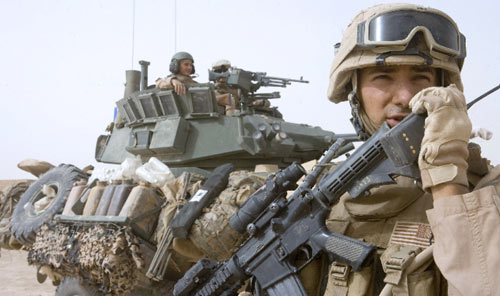 جنديّان أميركيّان يستعدّان لشنّ حملة عسكريّة في الأنبار الشهر الماضي (أ ف ب)