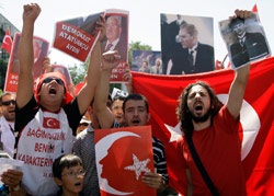 مناوئون لحزب أردوغان يحملون صور أتاتورك في اسطنبول أمس (إبراهيم أسطا ـــ أ ب)