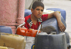 ينتظر لعلّه يحصل على الوقود في إحدى محطّات بغداد (علي يوسف ـــ أ ف ب)