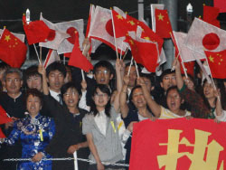 صينيّون يستقبلون رئيس بلادهم هو جينتاو لدى وصوله إلى سابورو لحضور القمّة أمس (كيم كيونغ هون ـــ رويترز)