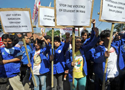 إندونيسيّون يتظاهرون أمام السفارة الإيرانيّة في جاكارتا تضامناً مع زملائهم الإيرانيين (أدك بيري ـــ أ ف ب)