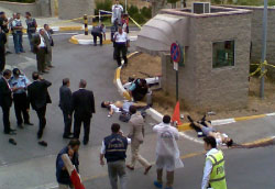 جثث قتلى هجوم القنصليّة في اسطنبول أمس (رويترز)