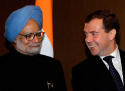 ميدفيديف ورئيس وزراء الهند سينغ في هوكايدو أمس (ألكسندر زمليانيشنكو ـــ أ ب)