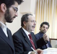 الوزير متري متوسطاً وسام صليبي وكريم المفتي (بلال جاويش)