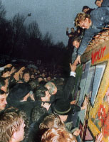 المستشار الألماني الأسبق هيلموت كول عند جدار برلين عام 1989
