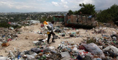 الحلّ للبعض هو البحث بين القمامة في أنقاض المدينة (وولفغانغ راتاي ـ رويترز)