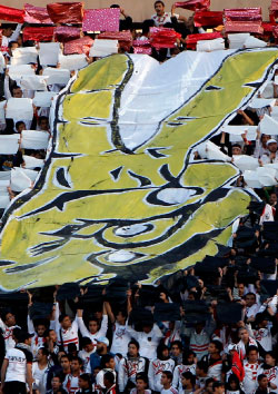 مشجعو فريق الزمالك لكرة القدم يتذكرون شهداء الثورة المصرية (عمرو عبد الله دلش ــ رويترز) 