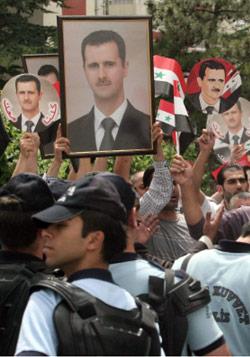 مؤيدون للنظام يتظاهرون أمام السفارة السورية في أنقرة (أ ب)