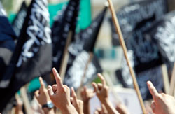 خلال اعتصام الجماعة الإسلامية لنصرة الشعب السوري في صيدا الجمعة (علي حشيشو ــ رويترز)