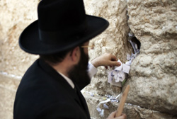 يهودي على حائط البراق في القدس المحتلة أمس (مناهم كهانا ـ أ ف ب)