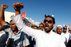 خلال تشييع أحمد غرب المنامة أمس (حمد المحمد ـ رويترز)
