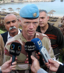 رئيس فريق المراقبين الدوليين الجنرال روبرت مود خلال جولته في اللاذقية امس (ا ف ب)  