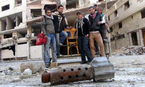 حين أصاب سوريا ما أصابها، صار فلسطينيو سوريا ولبنان في مهب الريح (الأناضول) 