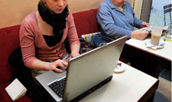 ألمانيّة تعمل على جهاز الكومبيوتر في مقهى إنترنت في دوسلدورف (مارتن مايسنر ـ أ ب)