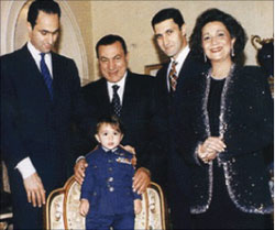 مبارك وزوجته سوزان ونجلاه علاء وجمال وحفيده في صورة من الأرشيف