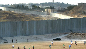 فلسطينيون يلعبون كرة القدم في قرية أبو ديس على مشارف القدس المحتلة في صورة من الأرشيف (أ ف ب