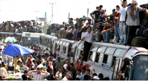 مئات الفلسطينيين ينتظرون عند معبر رفح للدخول الى مصر أمس (أب)