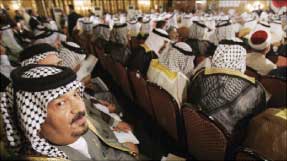 زعماء عشائر عراقية في مؤتمر المصالحة في بغداد أول من أمس (رويترز)