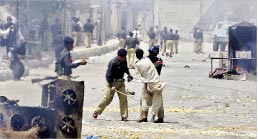 الشرطة الباكستانية تقمع متظاهرين في كويتا (أ ف ب)