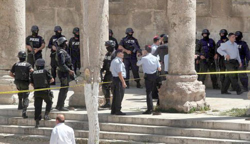 الشرطة الاردنية تنتشر في  موقع  الاعتداء في عمان أمس (اي بي أ)