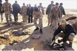 الجيش العراقي ينتشل رفات أكراد من مقبرة جماعية في كركوك أمس ( أ ف ب)