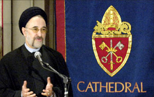 خاتمي يتحدث في كاتدرائية واشنطن القومية أول من أمس (رويترز)