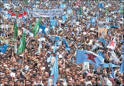 أنصار المرشح المعارض فيصل بن شملان في مهرجان انتخابي في تايز جنوب اليمن امس (رويترز)