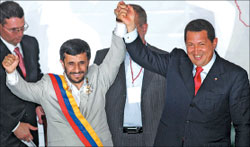 أحمدي نجاد وتشافيز في كاراكاس أمس (أ ف ب)