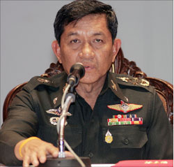 الجنرال بونياراتغلين خلال مؤتمر صحافي في بانكوك (أمس)