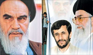 صور الامام الخميني والمرشد الأعلى علي خامنئي وأحمدي نجاد في مهرجان غرب طهران أمس (أ ب)