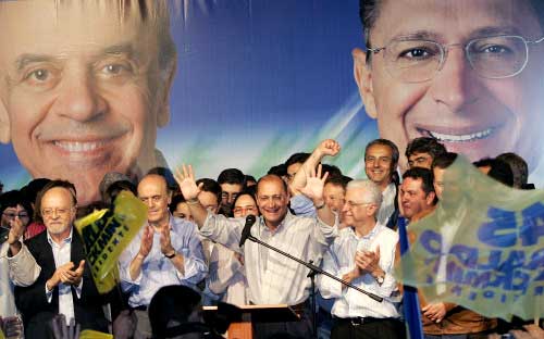 الكمين يحتفل بين أنصاره بحصوله على المركز الثاني في انتخابات الرئاسة البرازيلية في ساوباولو أمس (أ ب)