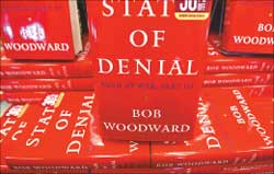 كتاب الصحافي الأميركي بوب وودورد في أحد المتاجر في ولاية فيرجينيا الاميركية أمس (أ ف ب)