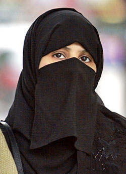 امراة مسلمة ترتدي نقابا في لندن امس (اب)