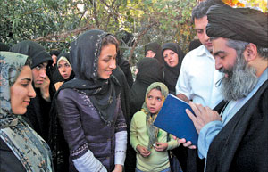 آية الله كاظميني مع عدد من المواطنين في طهران الشهر الماضي (أ ب)