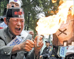 متظاهرون يحتجون على التجارب النووية أمام مقر الحكومة الكورية الجنوبية في سيول أمس (أب)
