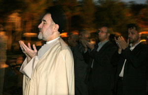 خاتمي يؤم الصلاة قبل موعد الافطار في طهران امس   (ا ب)
