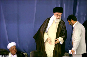 خامنئي خلال لقائه نجاد ويبدو رفسنجاني في طهران