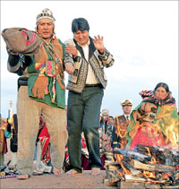 الرئيس البوليفي يشارك في احتفال للسكان الاصليين ( الهنود الحمر) امس في تايواناكو (رويترز)