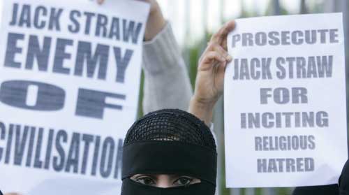 امراة ترتدي النقاب خلال تظاهرة امام مكتب جاك سترو اول من امس شمالي بريطانيا (رويترز)