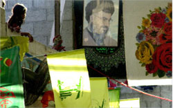 صورة للأمين العام لحزب الله السيد حسن نصر الله وأعلام حزب الله في أحد شوارع المنامة (أ ب)