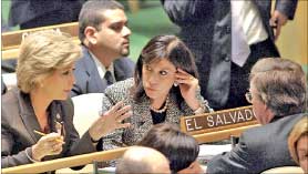 مندوبة السلفادور تتحدث إلى جون بولتون قبل الاقتراع لأحد مرشحي أميركا اللاتينية في مجلس الأمن (رويترز)