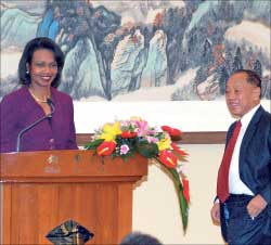رايس ونظيرها الصيني خلال مؤتمرها الصحافي امس في بكين ( ا ف ب)
