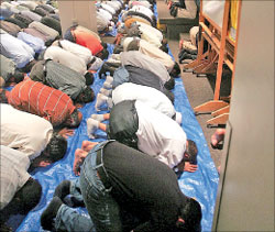 مسلمون يؤدون الصلاة في كنيسة في نيويورك بعد امتلاء مسجد ملاصق لها بالمصلين (أرشيف  أ ف ب)